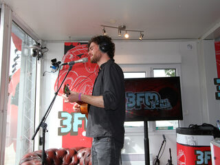 Vance Joy live bij Coen en Sander