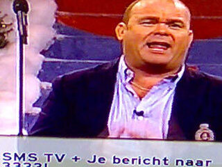 Paul de Leeuw eet rustig door