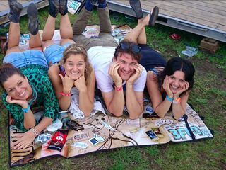 Gilbert en vrienden winnen zak festivalmunten van 3FM