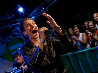 Thomas Azier in 3 On Stage-container