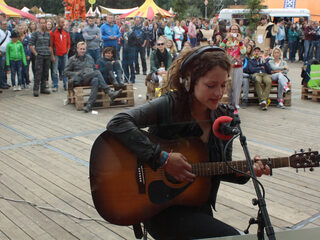 Bibi jatte een gitaar en speelde op Lowlands