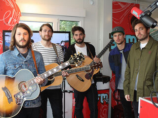 You Me At Six trekt meisjes naar de studio