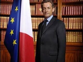 Sarkozy kijkt de vriendin van Leo uit de kleren