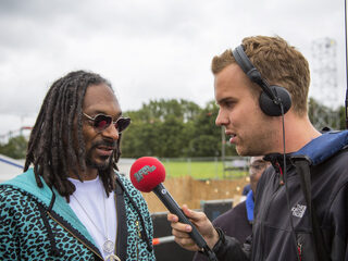 Wijnand geeft joint aan Snoop Lion a.k.a. Snoop Dogg