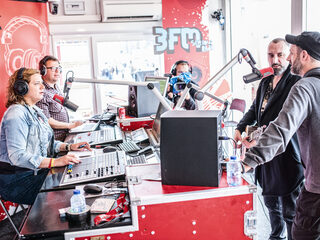 Fink speelt gitaarkaraoke met Roos