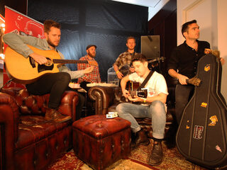 Casual rond de bank hangen met Boy & Bear