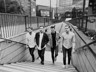 Ronkende gitaren met Raglans in de 3FM On Stage Container