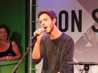 Oscar And The Wolf betoverend mooi in de 3FM On Stage sessie