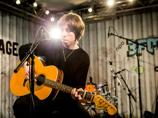 Catfish And The Bottlemen overtuigt in zijn eentje in de 3FM On Stage Container