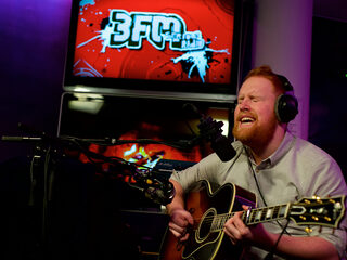 Gavin James was live in Vrij vanaf ESNS
