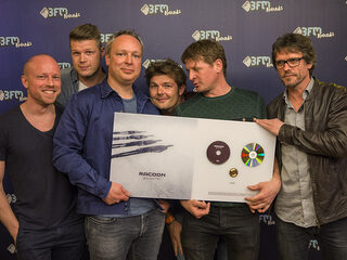 Timur verrast Racoon met Gouden Plaat