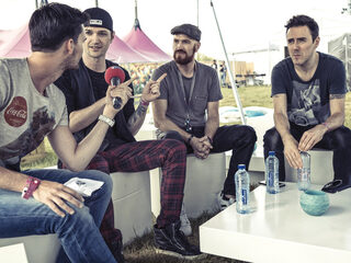 The Script kent één woord Nederlands: afwasborstel