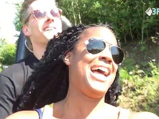 Mandy en Hoogie sjezen de berg af