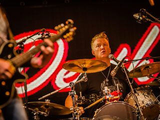 Kijk terug: Eagles Of Death Metal op Pinkpop 2015