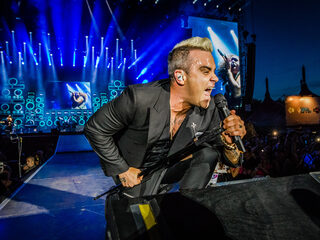 Kijk terug: Robbie Williams op Pinkpop 2015
