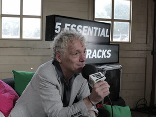 Spinvis over zijn carrière en grote inspiraties in 5 Essential Tracks