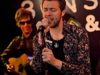 Michiel met Kasabian backstage op Lowlands