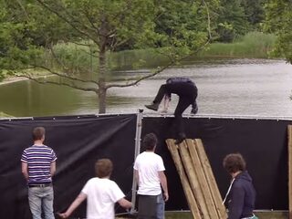 Zanger Future Islands gooit zichzelf over een hek