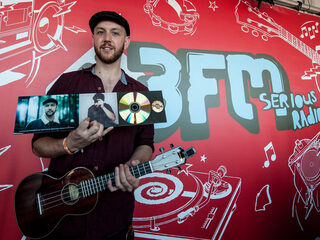 Matt Simons op Concert at SEA verrast met Gouden Plaat