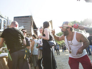 De snelste festivalrondleiding ever met Amaro op DTRH