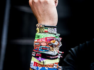 Festivalbandjes zijn een walhalla voor smerige bacteriën