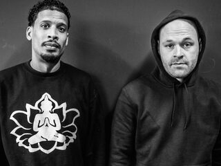 Sticks over de in Nederhop gedrenkte zaterdagmiddag op Lowlands