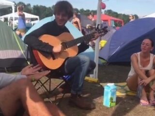 Video: Paolo Nutini speelt liedjes op de Lowlands-camping