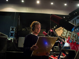 Domien overhandigt gouden plaat aan Bakermat