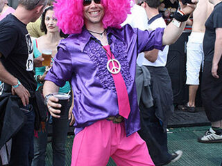 Trek je roze pakje maar uit de kast