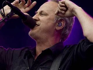 Jack Poels van Rowwen Heze gooit met beren