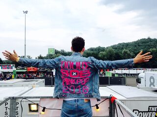 Douwe Bob speelde tijdens de stortbui op Pinkpop