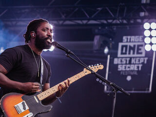Bloc Party-frontman Kele Okereke spreekt vloeiend Nederlands
