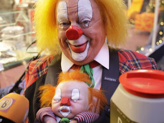 24-uurs tent is van Bassie en Adriaan