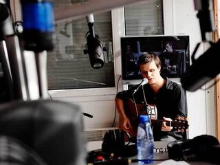 White Lies spelen live in de studio