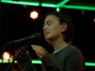 LUNA met een prachtige versie van 'BIRDS OF A FEATHER' in de 3FM Live Box