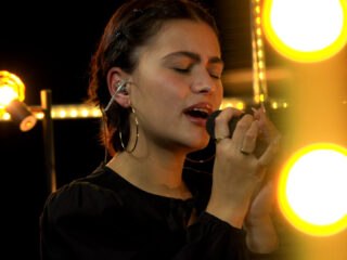 TikTok-sensatie LUNA vertaalt 'BIRDS OF A FEATHER' van Billie Eilish ongelofelijk goed