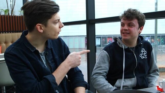 Joram gebruikt zijn netwerk om een stage voor Sander te vinden