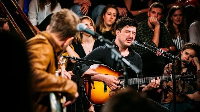 Mumford & Sons brengt kunstzinnige videoclip uit voor 'Woman'