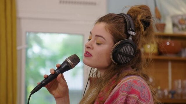 Linde Schöne speelt 'Boys' tijdens 3FM Huiskamerconcert