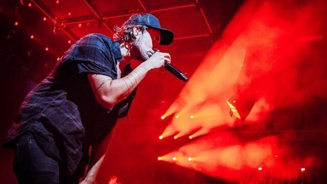 Door welke track kwam Kensington in aanraking met politie?