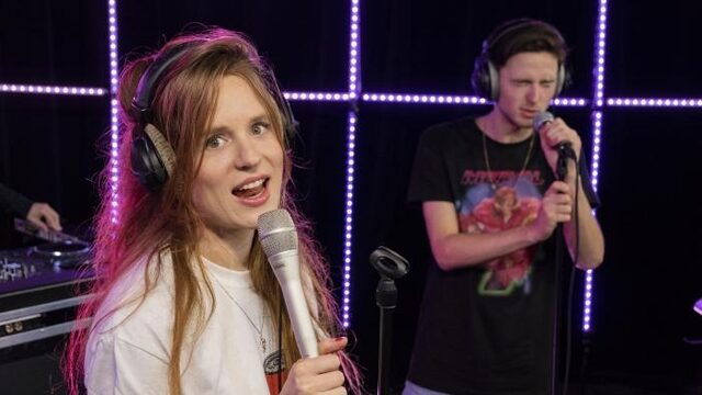 Merol en Gotu Jim krijgen het er geil van op kantoor