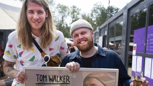 Tom Walker krijgt een platinum plaat voor 'Leave A Light On'