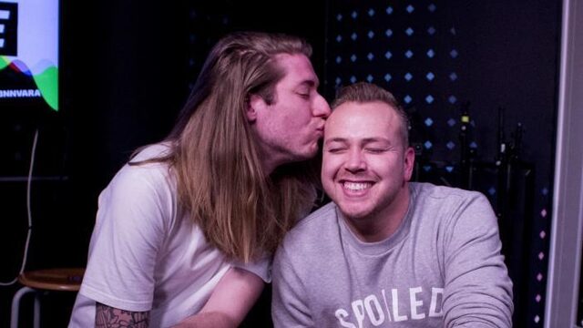 Jamai kijkt niet tijdens het afvegen