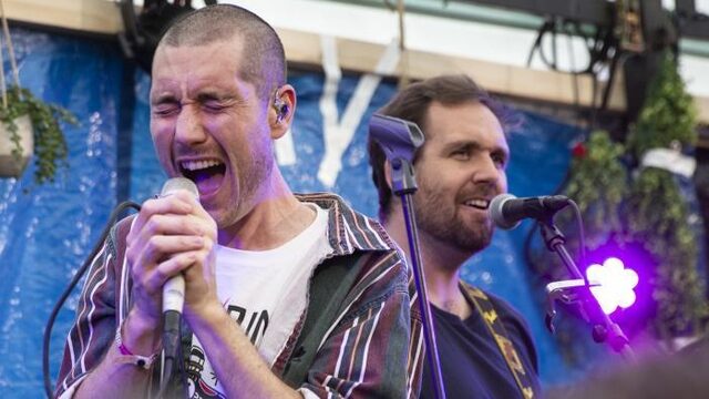 Kijk terug: Bastille live in de regen op Pinkpop 2019