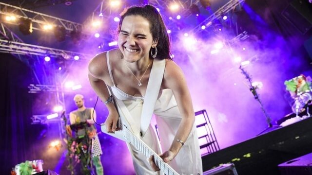 Sofi Tukker heeft echt een absurd brave rider