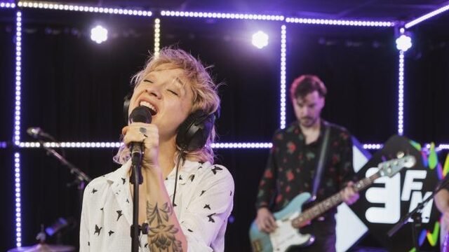 Krezip live met nieuwe single 'Come Back With Me Now'