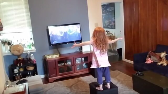 Te schattig: vierjarig meisje doet Witch Doctor