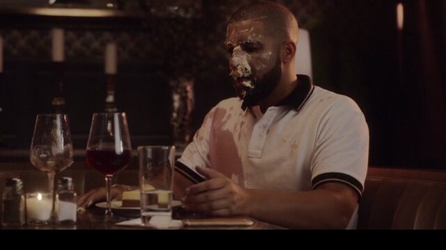 Drake krijgt cheesecake naar zijn hoofd gesmeten