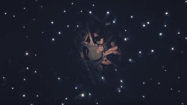 Check hier Kensington's video voor 'Do I Ever'