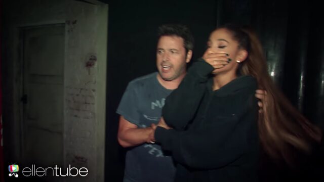Ariana Grande staat doodsangsten uit in spookhuis
